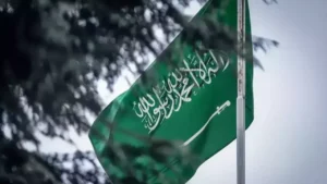 السعودية توقف تأشيرات 14 دولة وتزيد الضغط الاقتصادي على 300 ألف يمني مقيم